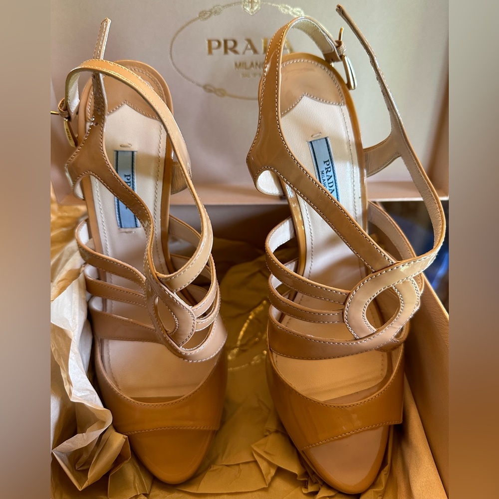 Tan Prada Vernice heels size 39.5